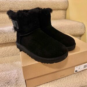 UGG Women's Mini Bailey Graphic Logo Strap Boot Black- size 6 - EUC